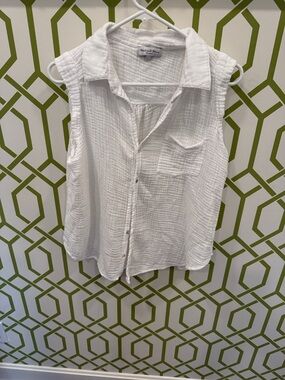 Michael Stars Trendy White Textured Double Gauze Shirt!